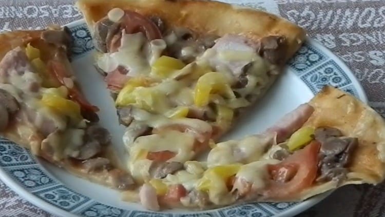 Pizza com cogumelos está pronta!