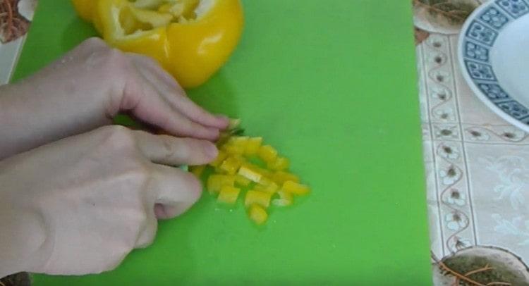 Corte o pimentão em cubos.