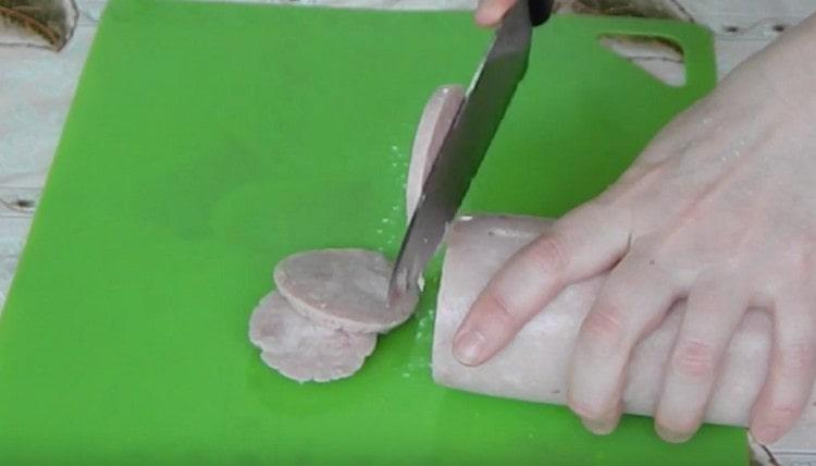 Também cortamos salsicha em círculos.