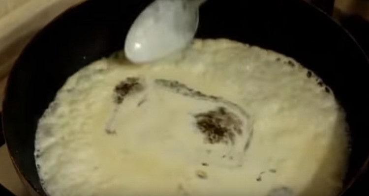 Magdagdag ng cream at pampalasa sa kawali.