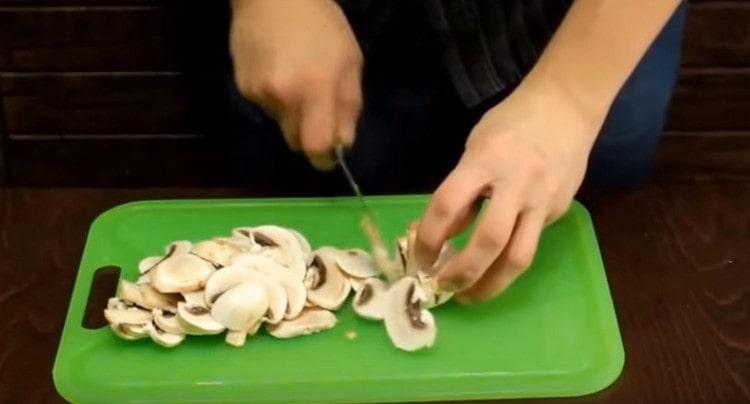 Hiwa-hiwa ang mga kabute.