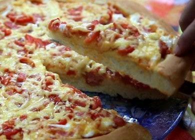 Cum să înveți cum să gătești pizza delicioasă cu cârnați, brânză și roșii