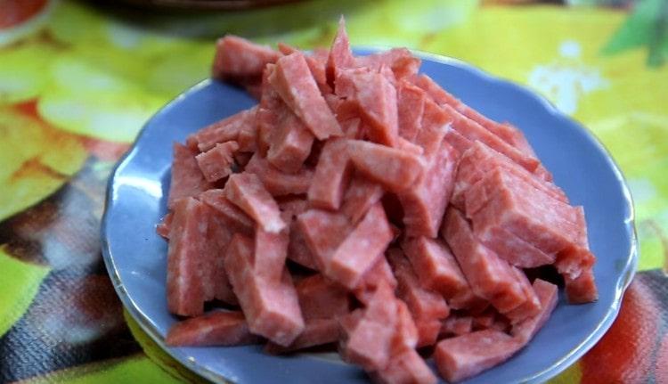 Tăiați cârnații în bucăți.