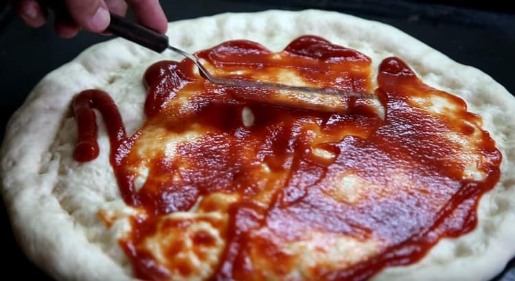 Ungeți fiecare billet cu ketchup.