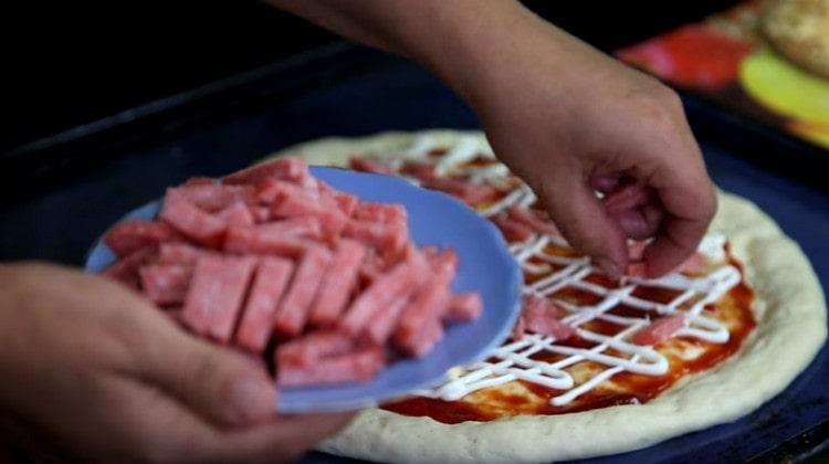 Punem cârnați deasupra sosurilor.