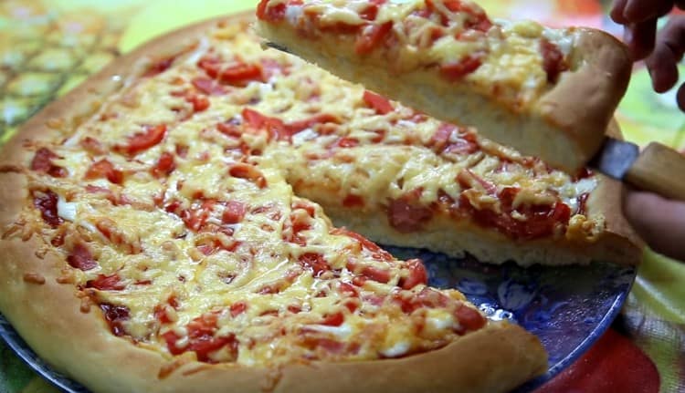 Aluatul este moale, iar umplutura este suculentă și foarte aromată.