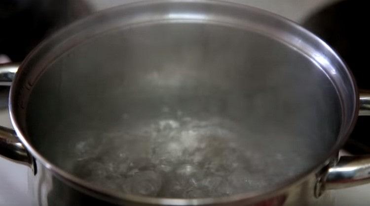 Într-o cratiță, aduceți apa la fierbere.