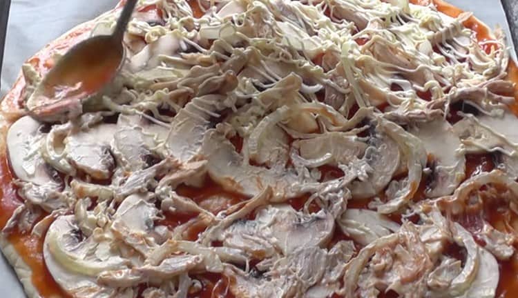 Lubrique el relleno con una pequeña cantidad de mayonesa.