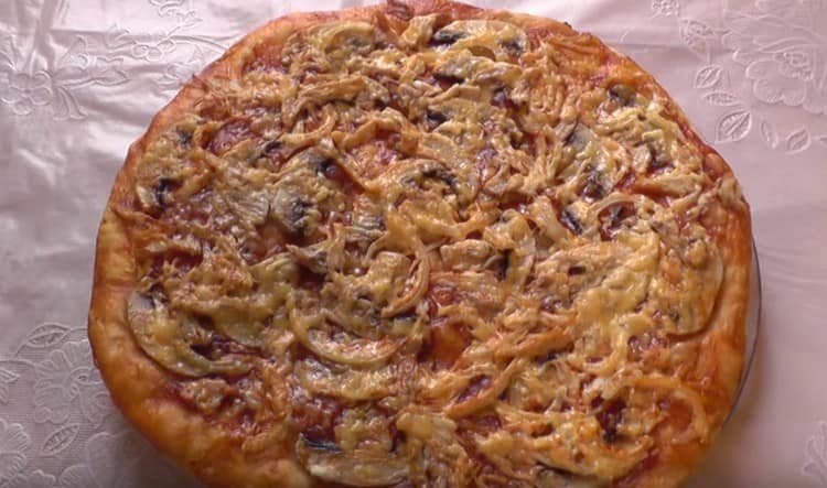 Tal pizza hecha en casa con pollo y champiñones definitivamente no cederá al comprado.
