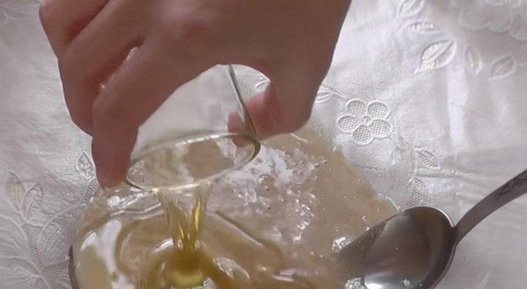Agregue aceite vegetal y sal a la masa de levadura.