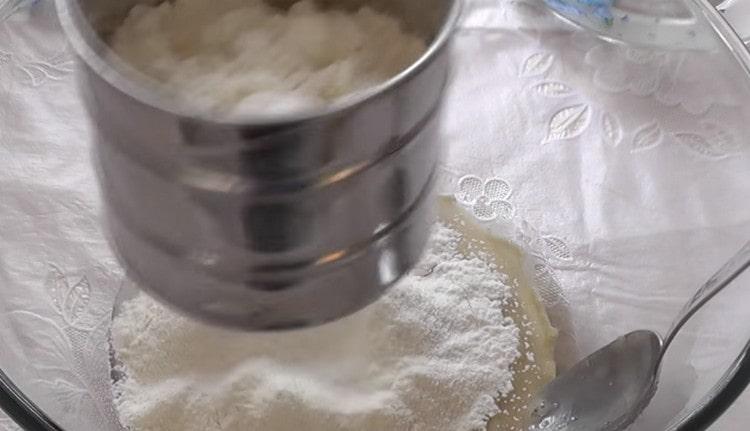 Tamizar la harina y agregar agua.