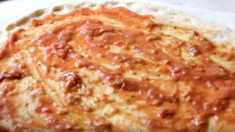 Sonra, bir tabak domates sosu yapın.