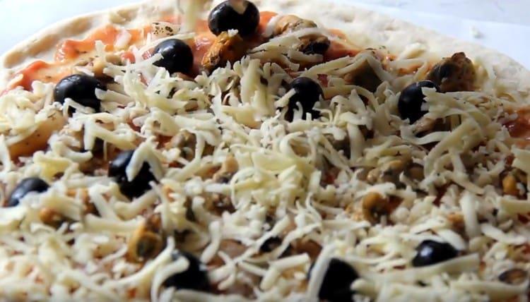 Rendelenmiş peynir ile hazırlık serpin.