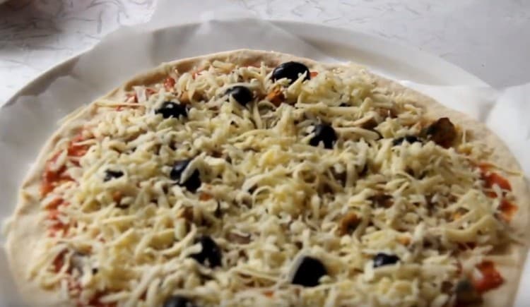 Parşömen üzerindeki boşluğu fırın tepsisine kaydırıyoruz.