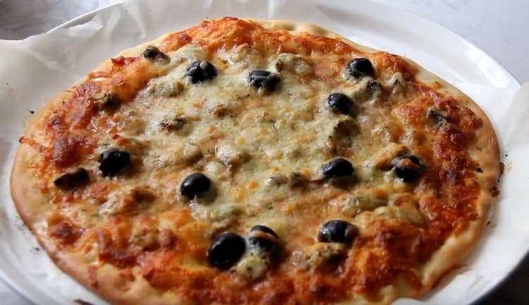 Kızarana kadar pizza pişirin.