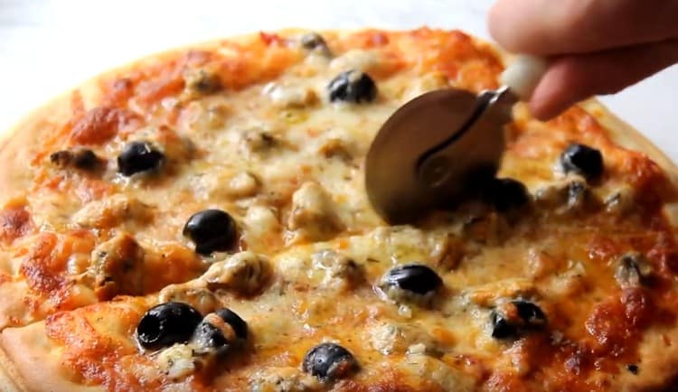 Deniz ürünleri ile böyle bir pizza, herhangi bir yemeği süslemek için kesin.