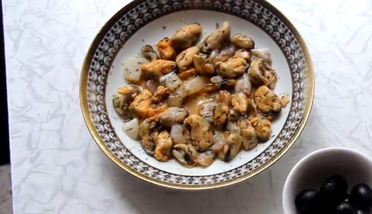 Soya sosu ile deniz kokteyli karıştırın.