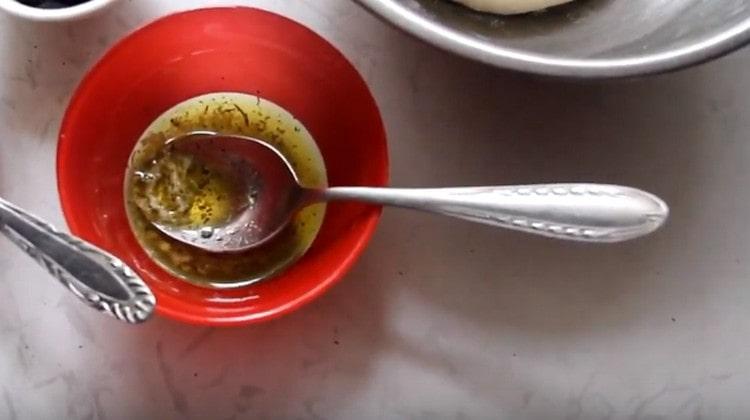 Zeytinyağına italyan otları ve kıyılmış sarımsak ekleriz.