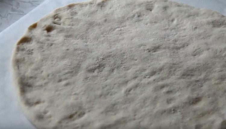 Hamuru bir daire şeklinde hizalayın.