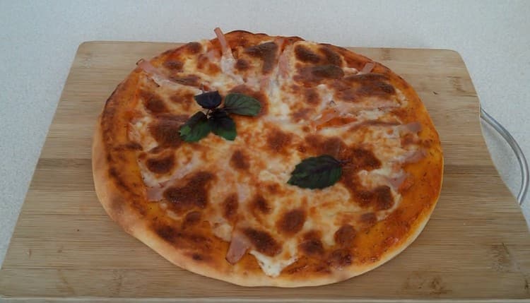 Mozzarella hazır kokulu pizza.