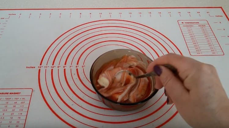 Pizza sosu karıştırın.