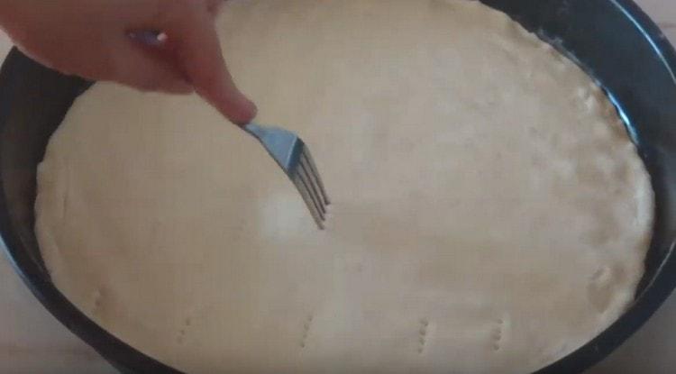 Punând aluatul în formă, înțepă-l cu o furculiță.