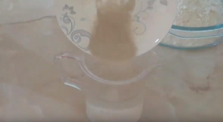 Se dizolvă drojdia și puțin zahăr în apă caldă.