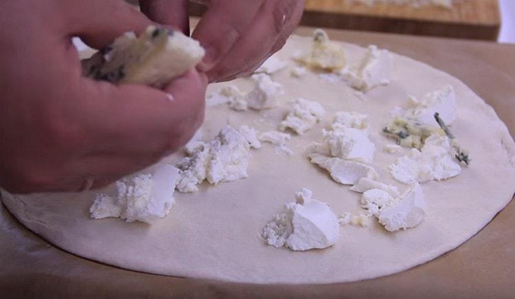Între bucățile de ricotta, așezați gorgonzola.