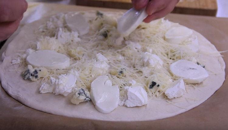 Se adaugă feliile de mozzarella și se presară totul cu parmezan.