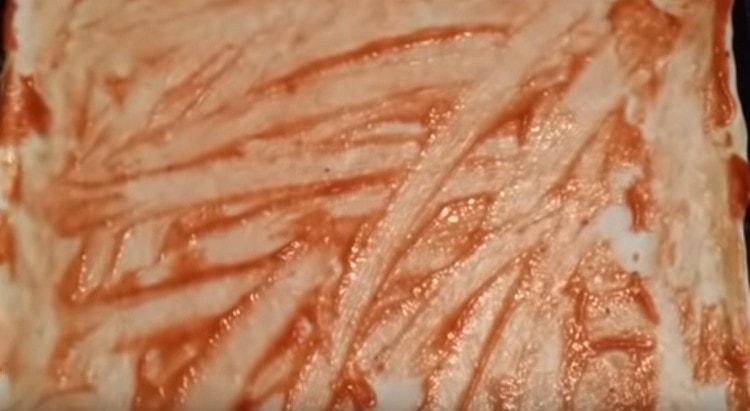 Hamuru ketçap ya da domates sosu ile yağlayın.