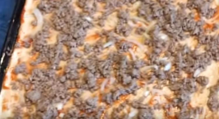 Sonra, bir kat kıyılmış et yapın.