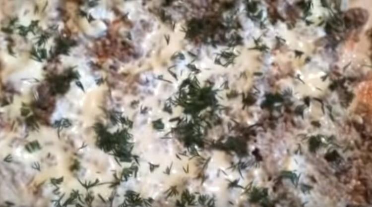 Kıyılmış eti sıvı mayonez ile yağlayın ve kıyılmış dereotu ile serpin.