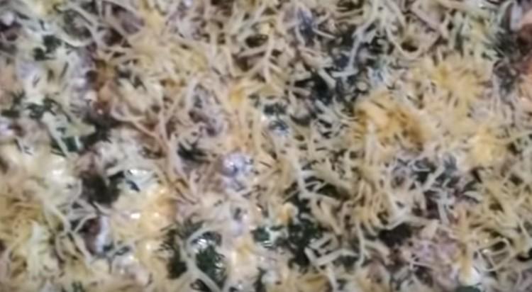 Ardından, iş parçasını peynir ile serpin.