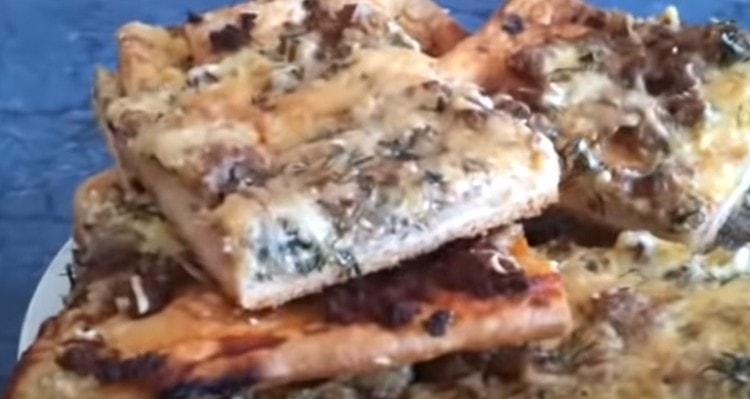 Kıyılmış et ile ev yapımı pizza hazır.