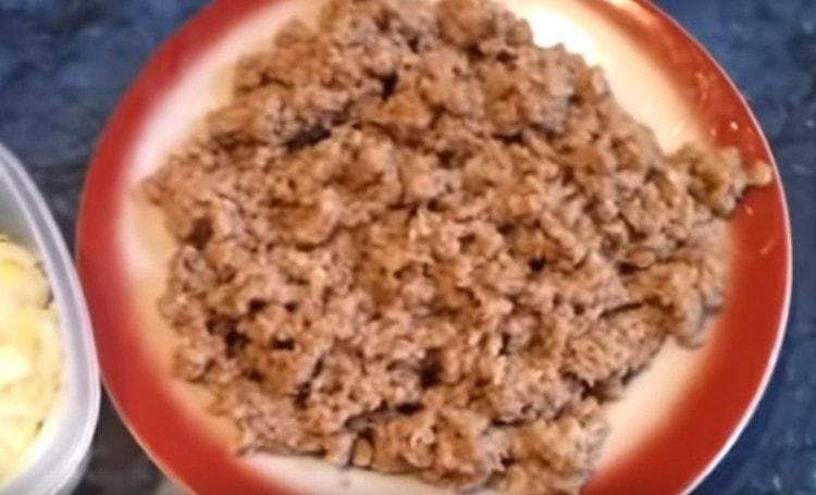 Kıyılmış et doğranmış soğan bir tavada kızartılır.