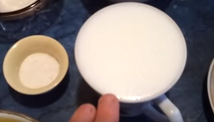 Sütü suyla karıştırın.