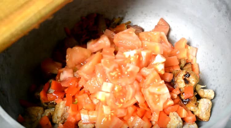 Vi flytter grøntsager til gryden.