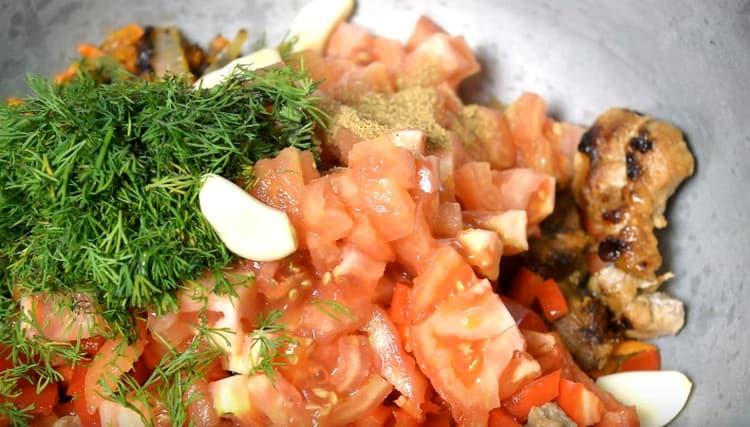 Tilsæt hakkede urter, krydderier, salt og også hvidløg.