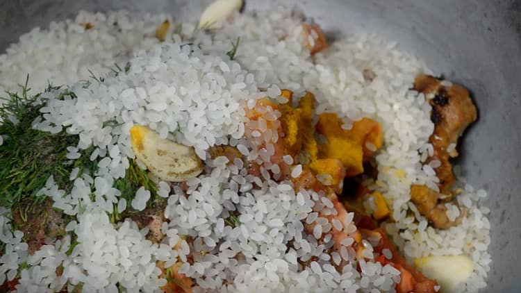 Tilsæt et glas vasket ris.