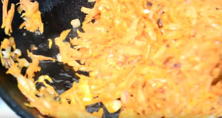 Riv gulerødder og føj den til løgpanden.