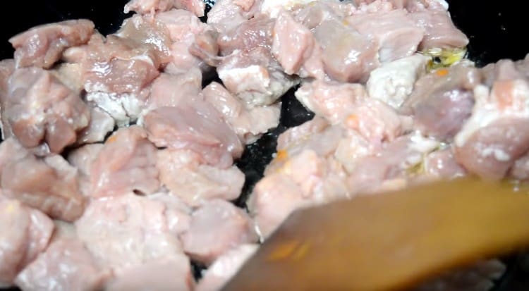 Vi skærer kødet i stykker og steger det først i en gryde.