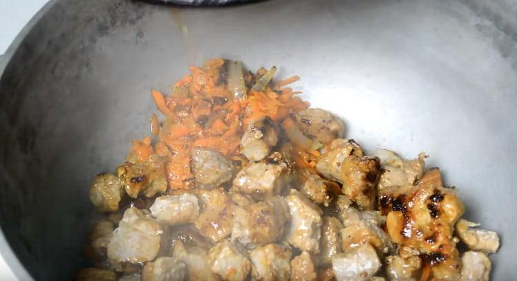 Vi flytter kødet til gryden for at få grøntsager.