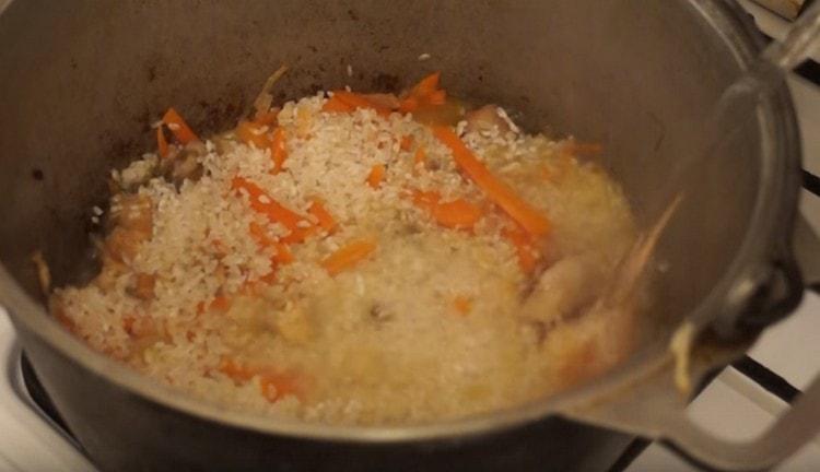 Hæld vand over kedelvæggen for ikke at forstyrre lagene på skålen.