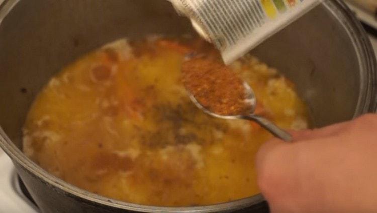 Tilsæt alle de nødvendige krydderier, salt.