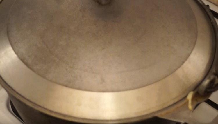 Luk gryden med et låg og send til ovnen.