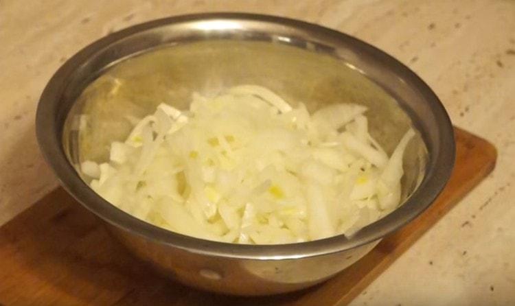 Skær løgen i halve ringe.