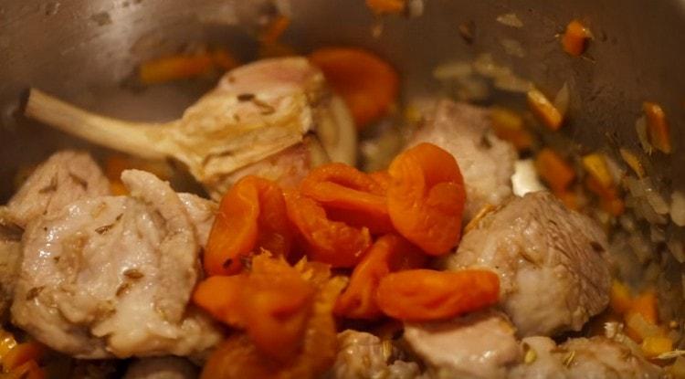 Afegiu els albercocs rentats al plat.