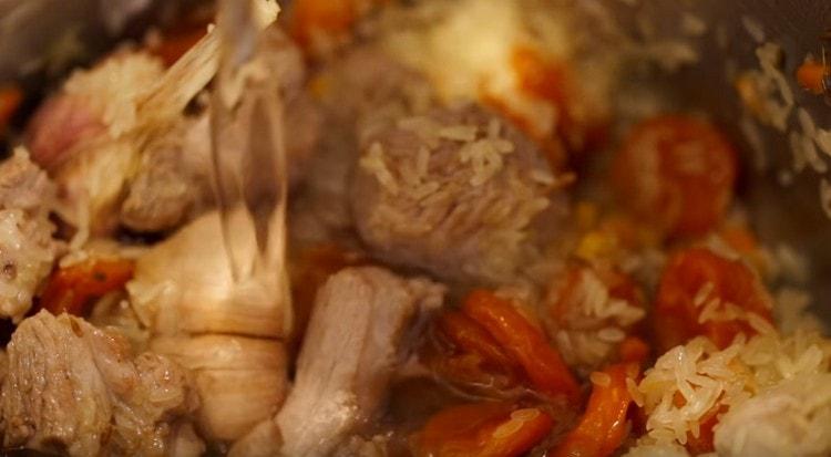 Poseu l’arròs a la cassola i aboqueu-hi aigua.