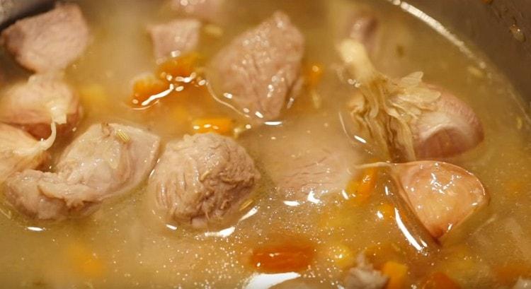 Tanqueu la cassola amb una tapa i envieu-la al forn.