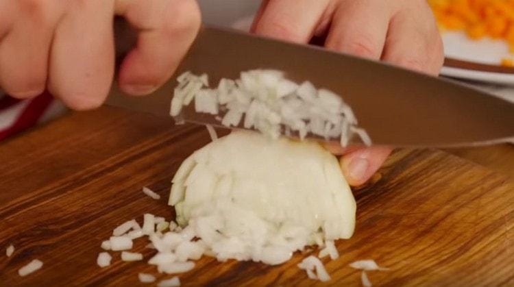 Tallem la ceba al mateix cub.